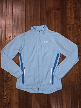 Nike Women's Light Blue Lightweight Running Jacket, Small